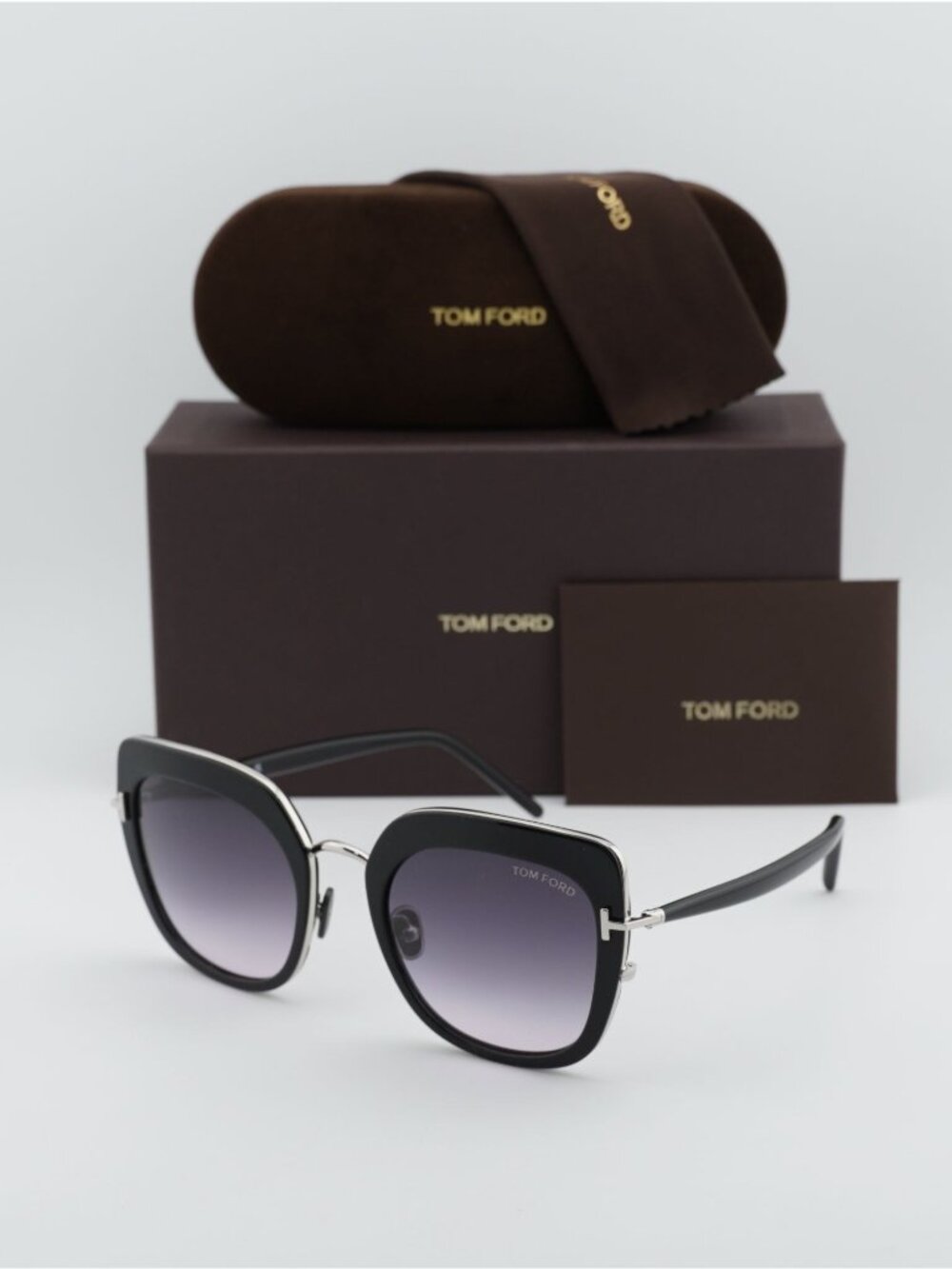 Tom Ford Virginia FT0945 05B Square Sunglasses - Black\ Smoke Gradient